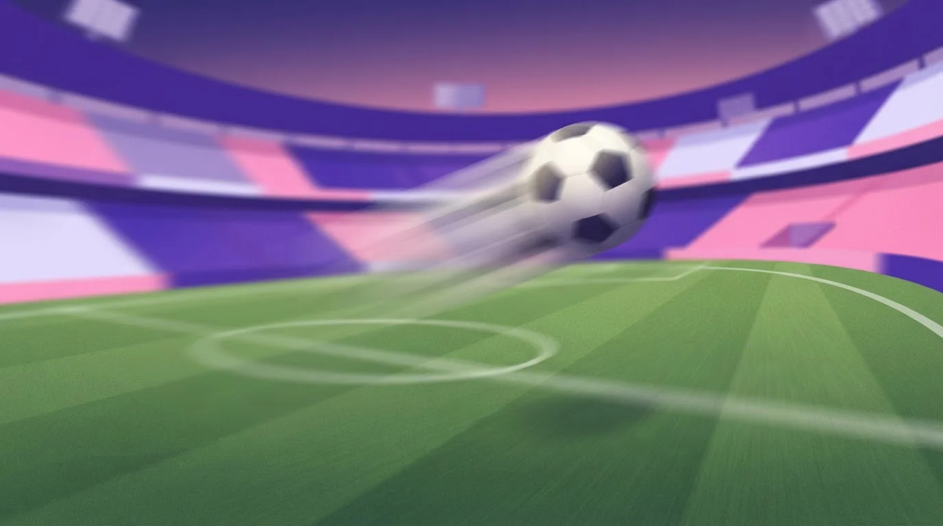 Ein Fußball fliegt mit Bewegungsunschärfe über einem grünen Spielfeld